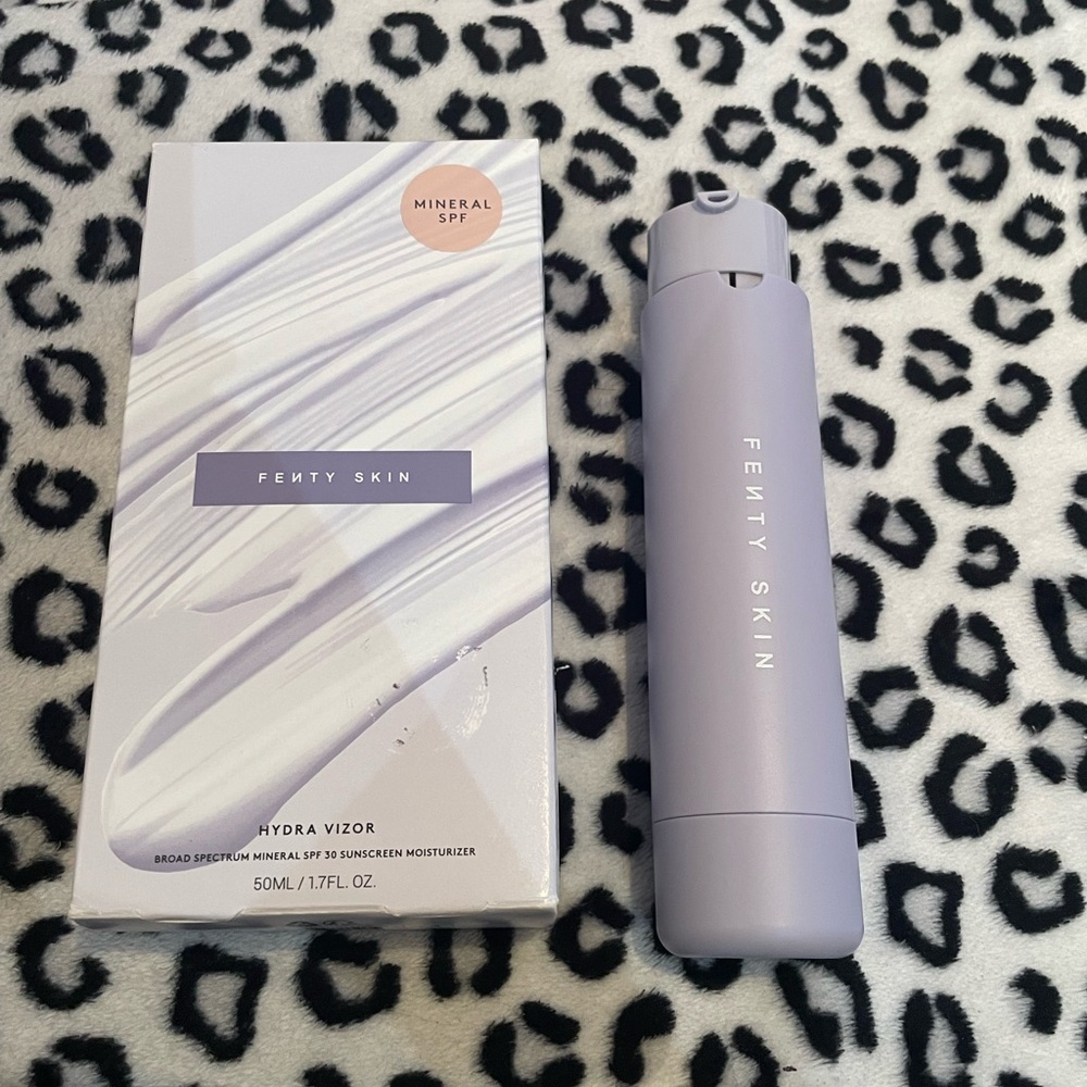 Fenty Beauty Hydra Vizor Mineral SPF Suncreen- Refillable Lavender Case